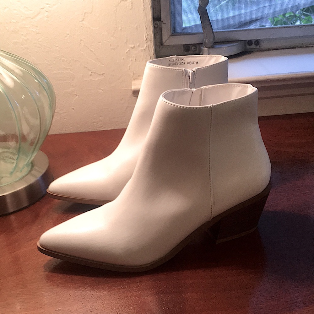 Forever 21 size 7 new white booties